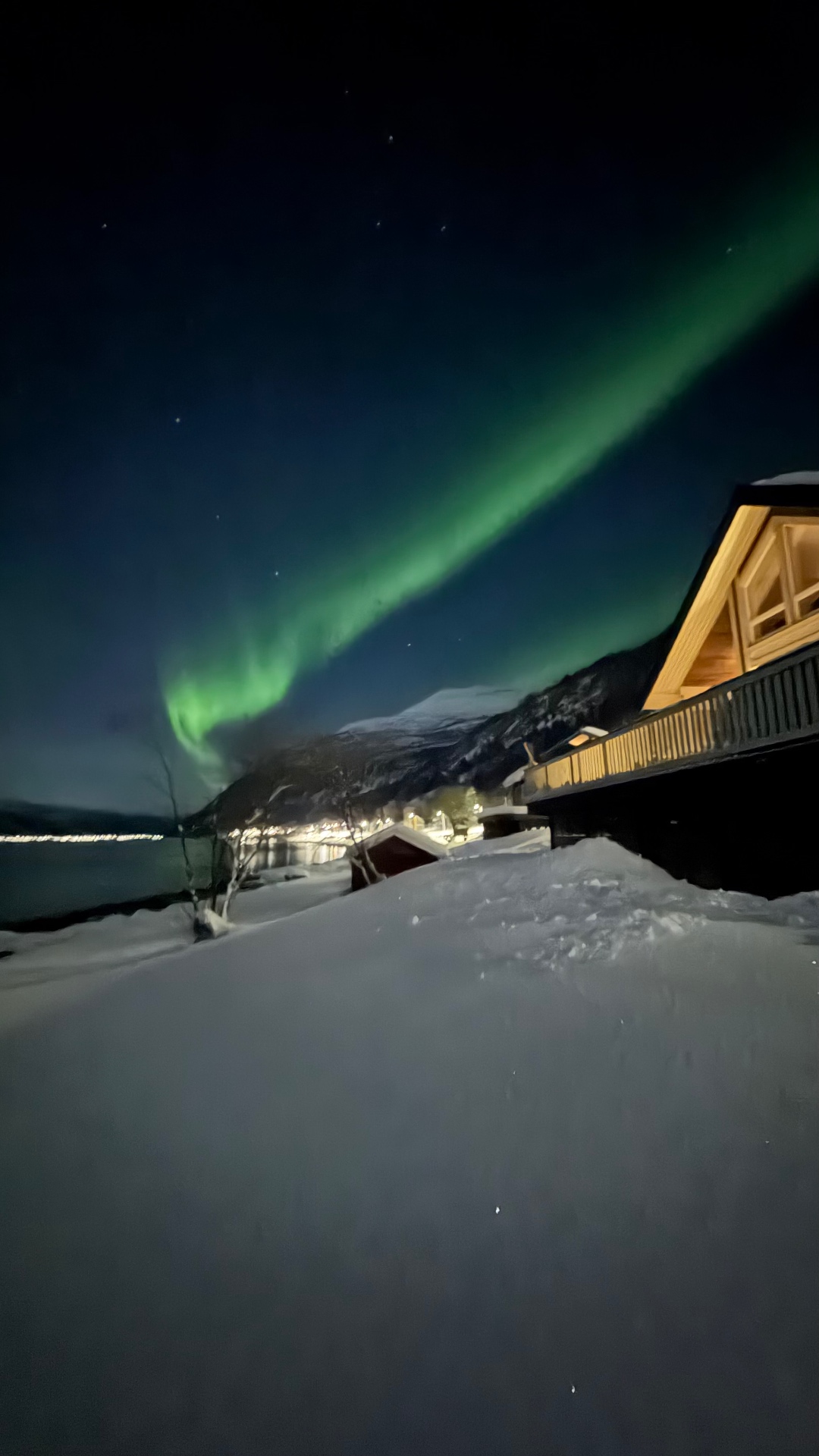 Winterlandschaft bei Villa Sjøsiden mit Nordlichtern über dem Ferienhaus