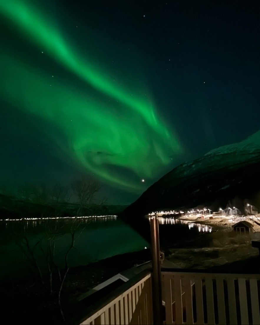 Nordlichter über Lavangen, von der Terrasse des Ferienhauses aus gesehen