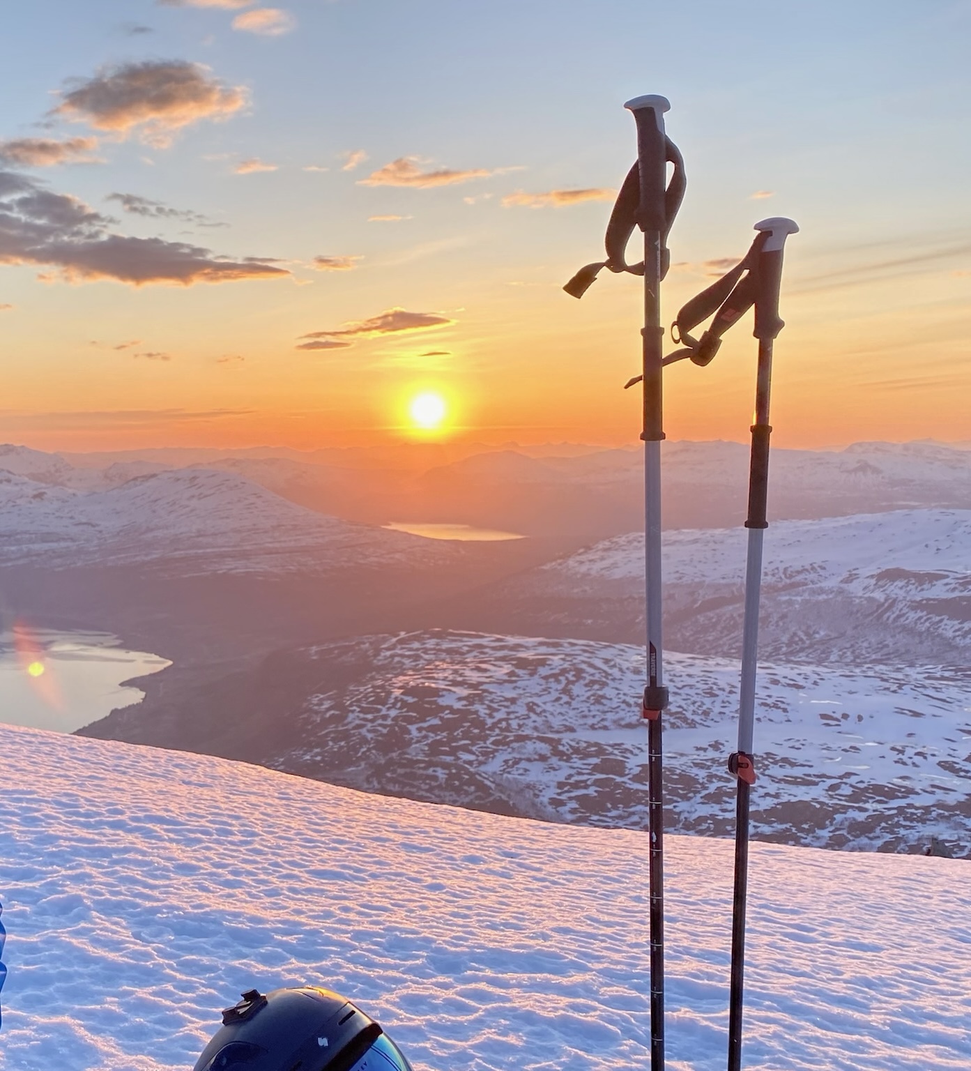 Ausblick von den oberen Hängen des Spanstinden im Abendsonnenlicht