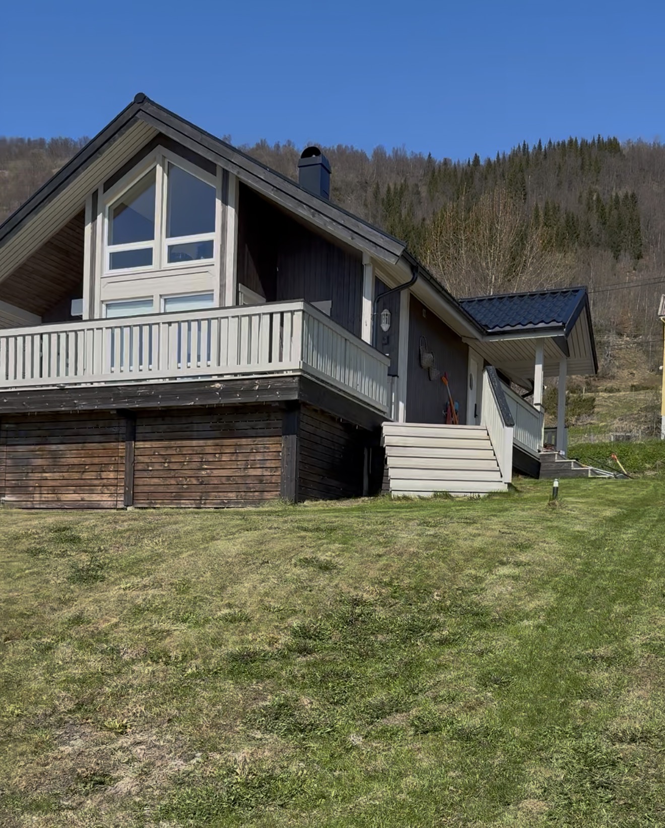 Fassade des Ferienhauses mit hohen Fenstern