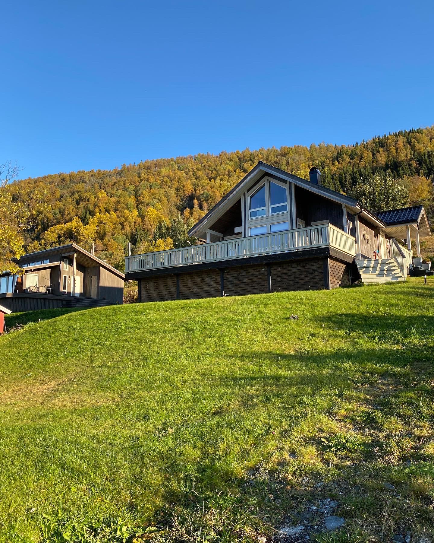 Herbstfarben am Lavangenfjord, Villa Sjøsiden im Herbstlicht