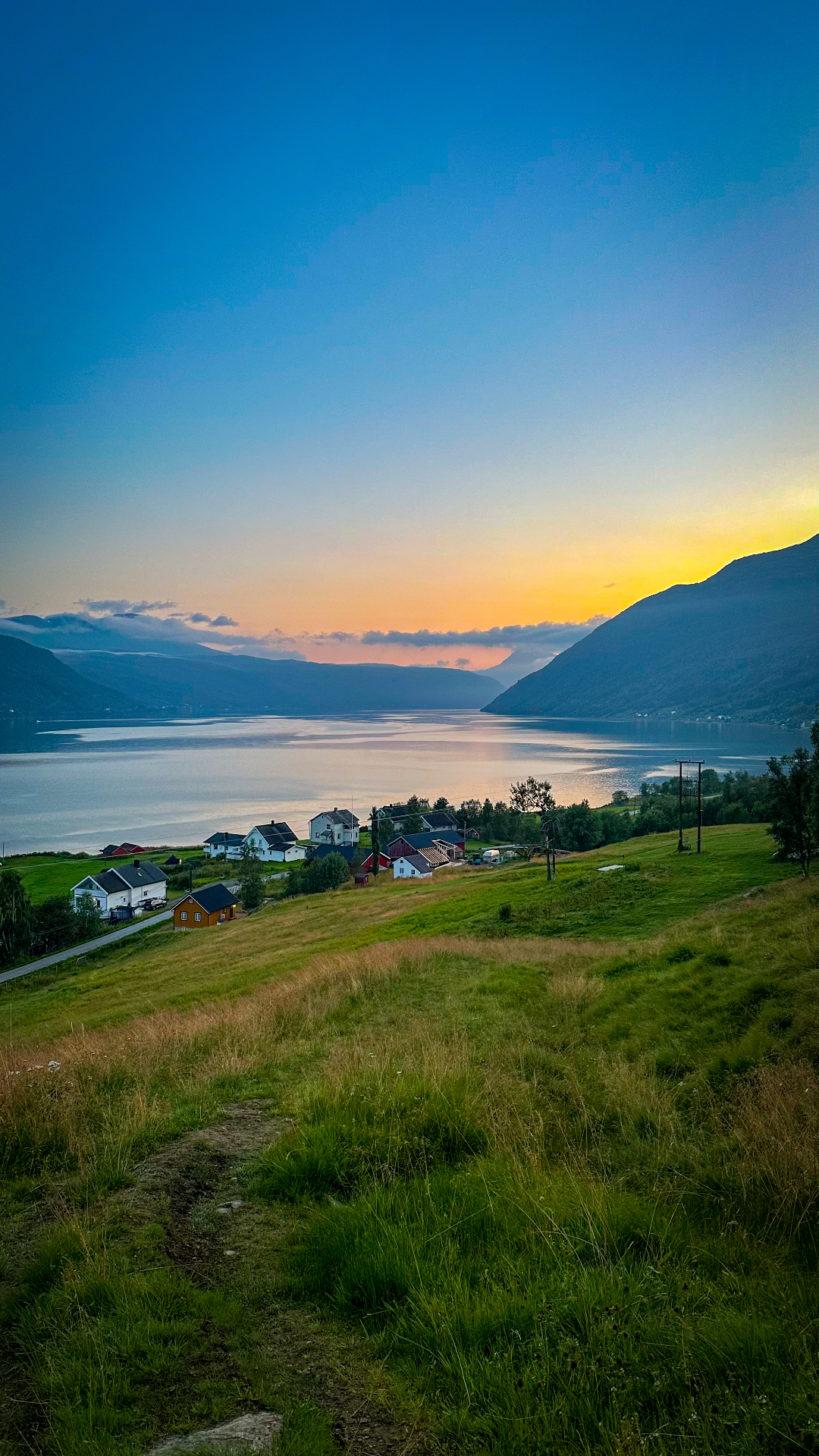 Sommerlicher Sonnenuntergang über dem Lavangenfjord