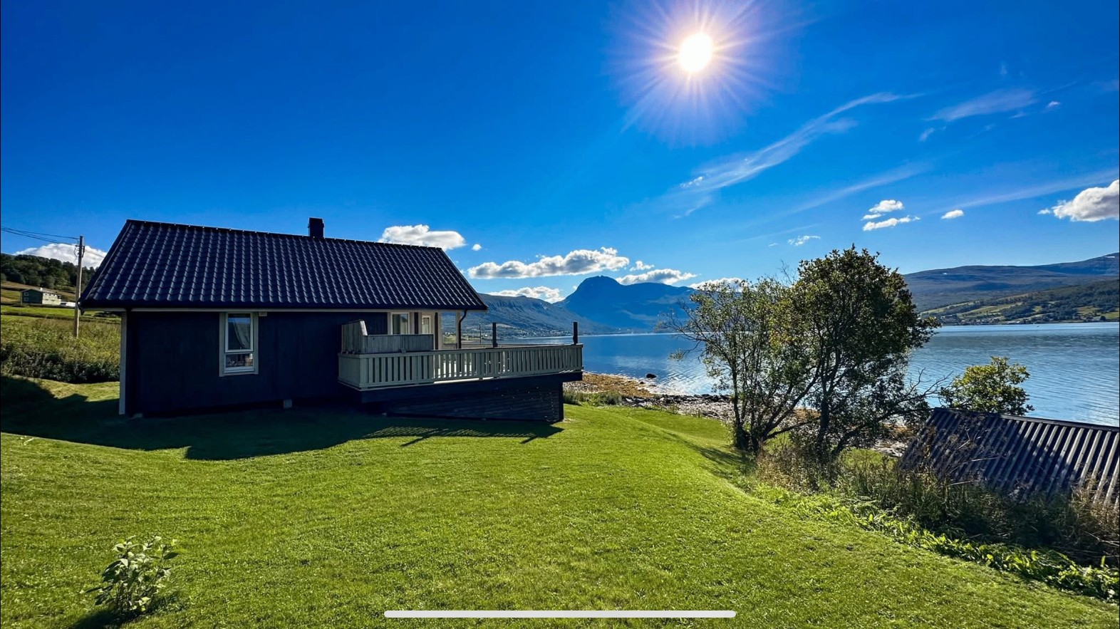 Villa Sjøsiden an einem Sommertag am Fjord