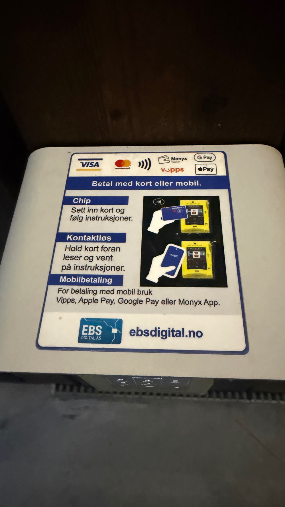 Hinweisschild zur Zahlung mit Karte oder Handy