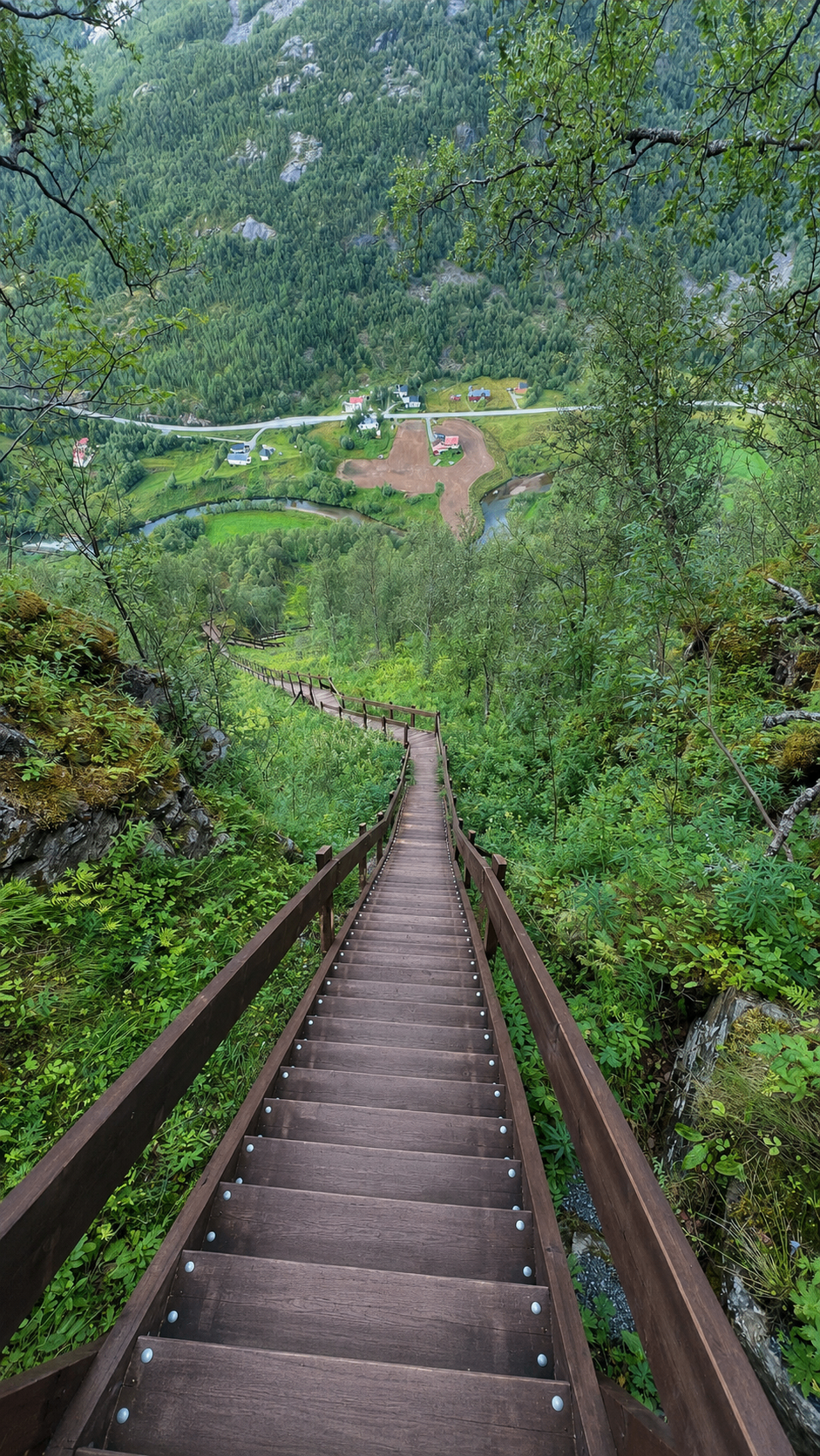 Die hölzerne Treppe der Midnattsoltrappa am Hang von Spansdalen