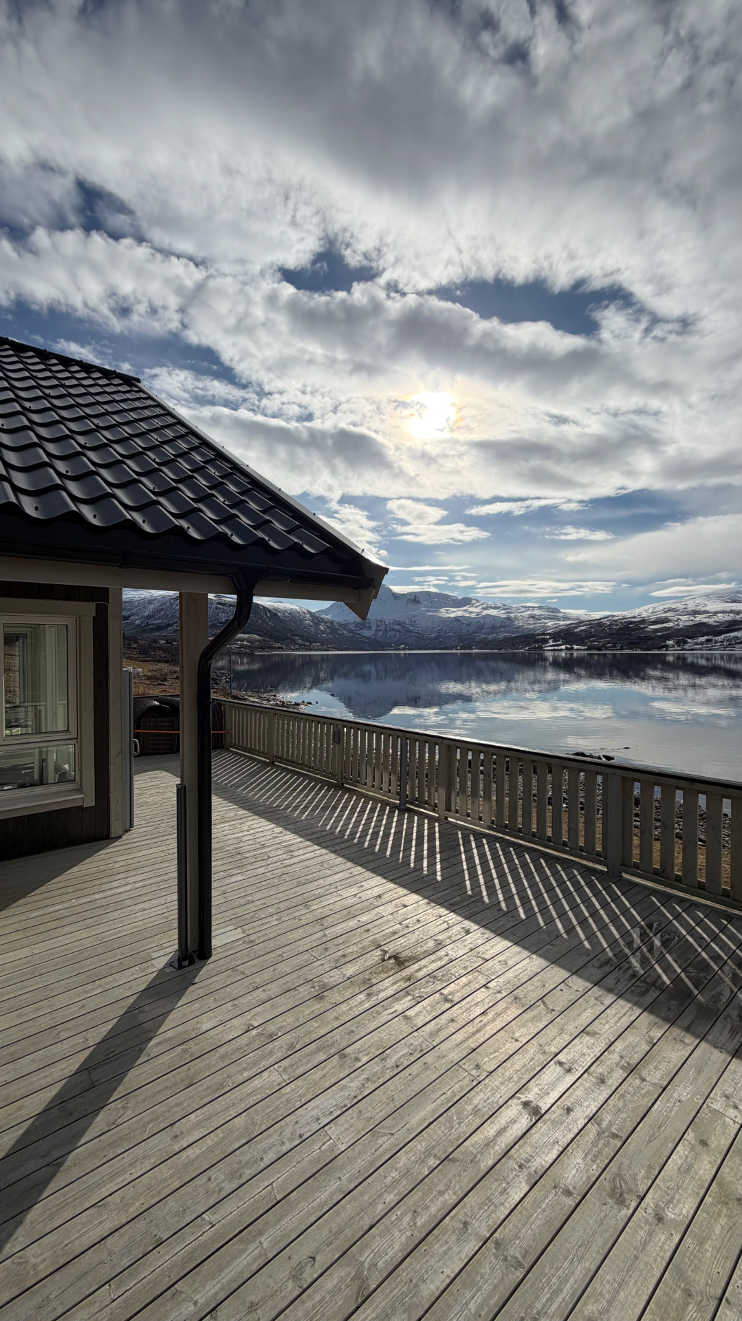 Terrasse mit Blick auf den ruhigen Fjord