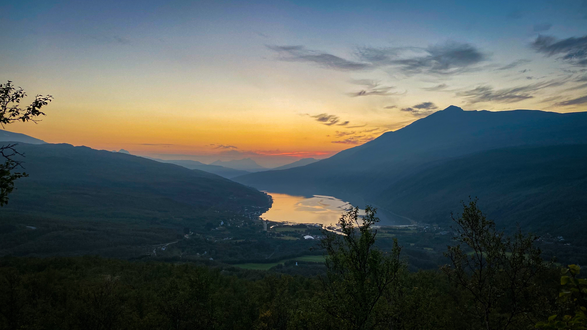 Fjord und Berge im Sonnenuntergang