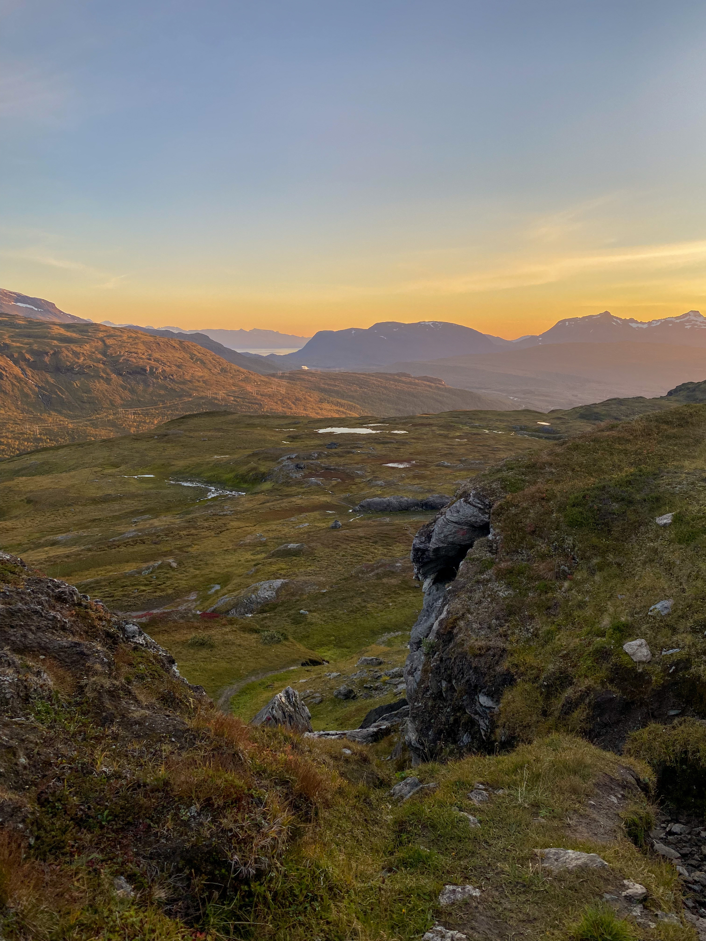 Ausblick vom Wegverlauf auf den Lavangen-Fjord im Abendlicht