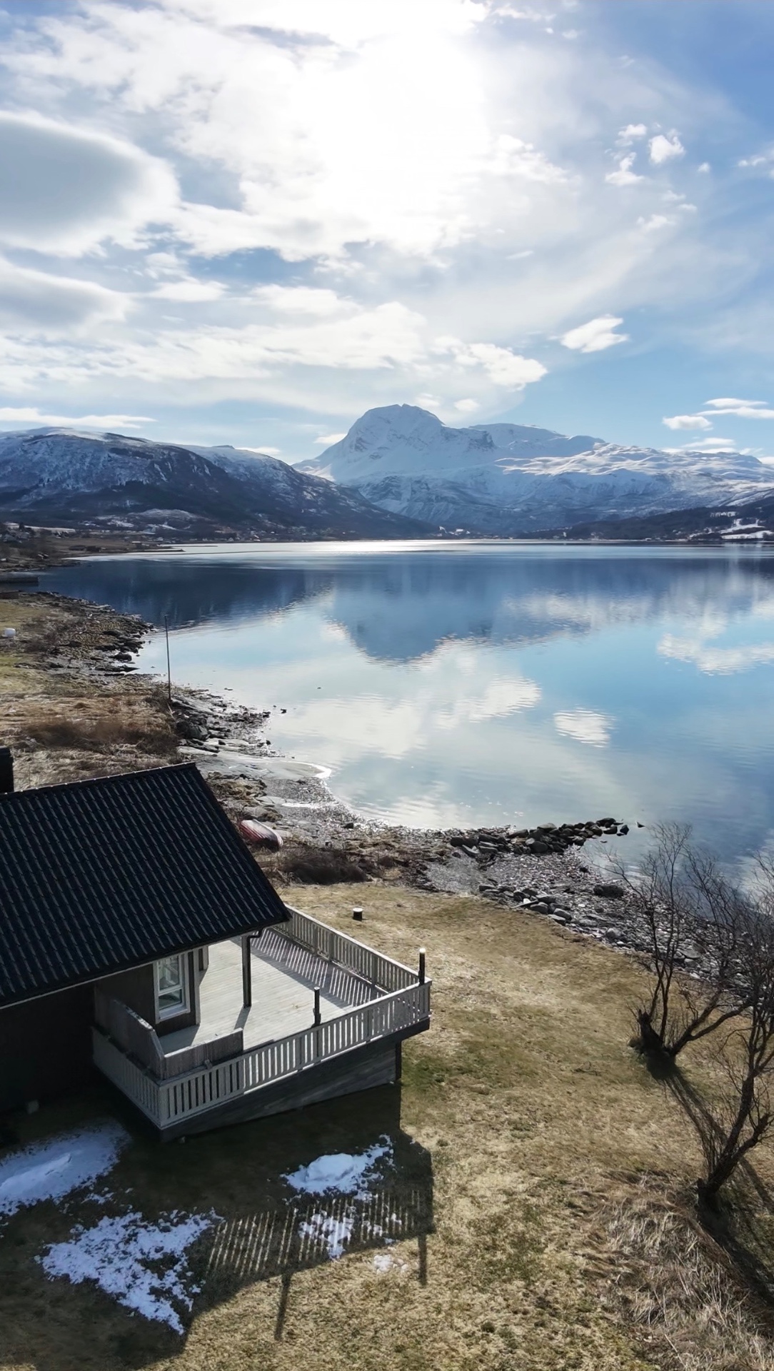 Villa Sjøsiden by the fjord with snow-covered mountains behind