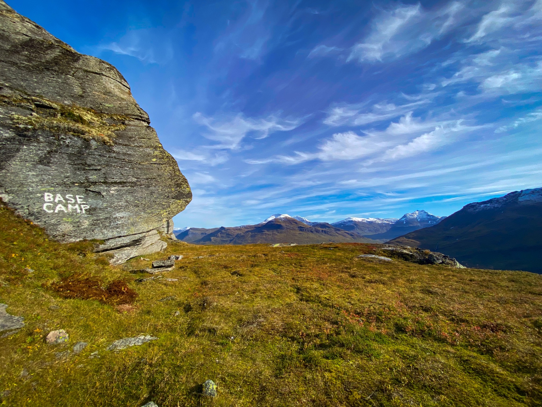 Der BASE-CAMP-Stein am Spanstinden-Wanderweg